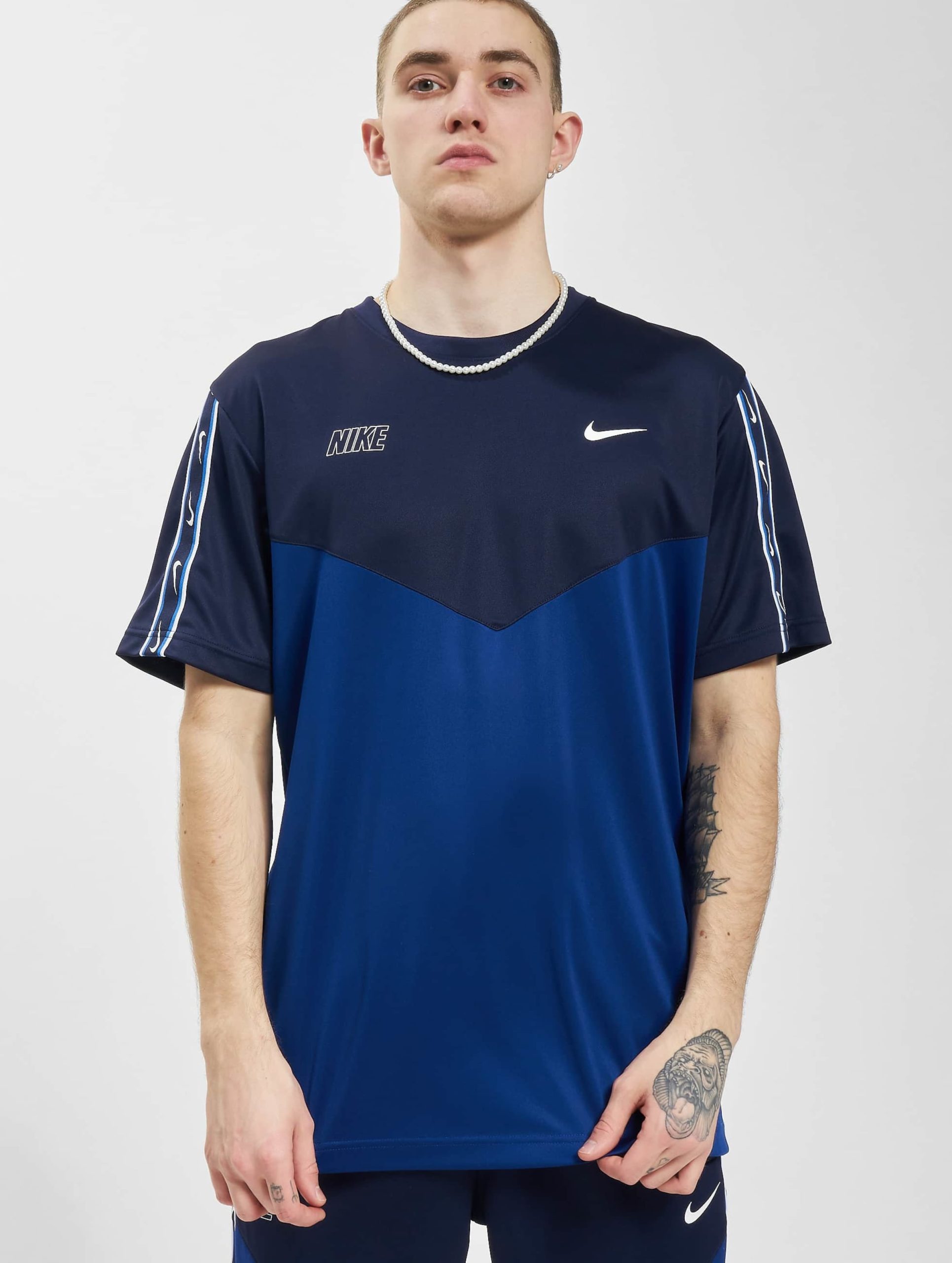Nike NSW Repeat T-Shirt Blue/Blackened Männer,Unisex op kleur wit, Maat S